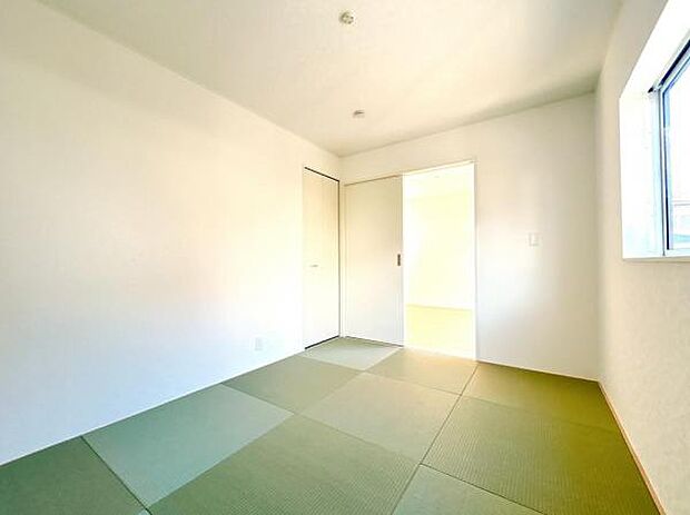 リビングと続き間の和室です。客間、晩酌、家族団らんなど色々使えますね。