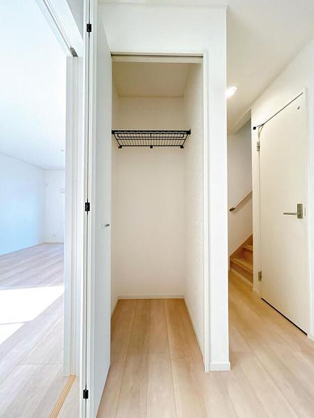 玄関にあるクローゼットです、ご家族のコートなどの収納にも役立ちそうですね。