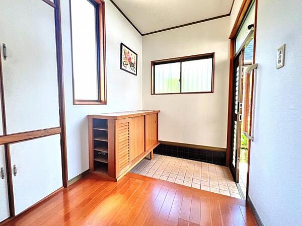 綺麗で明るい玄関でお客様をお迎えいただけます。