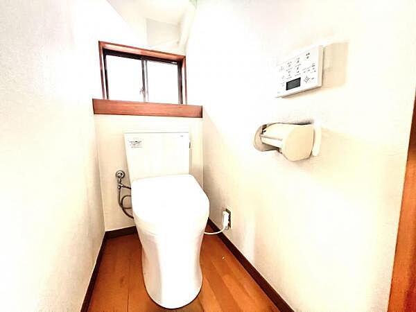 シャワー洗浄機能付のトイレは、清潔感が印象的な空間ですね。