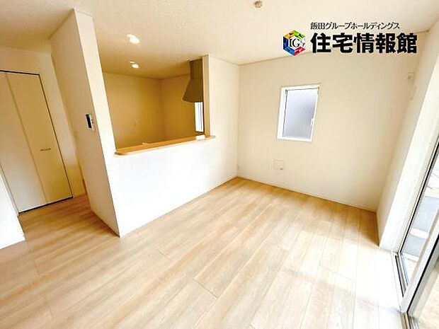 カウンターキッチン越しに会話も楽しめるダイニングキッチン。