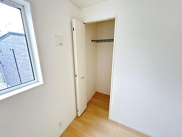 いつでもお部屋をスッキリお使い頂ける収納スペースを設置。