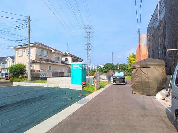 前面道路を含めた現地写真です。