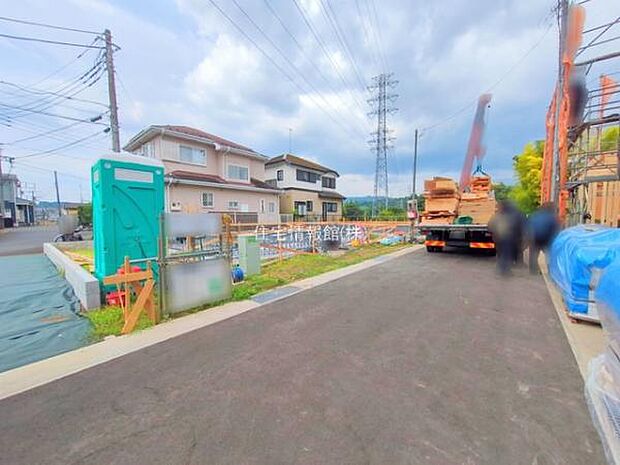 前面道路を含めた現地写真です。