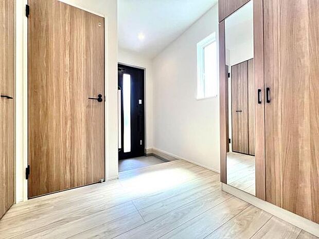 綺麗で明るい玄関でお客様をお迎えいただけます。