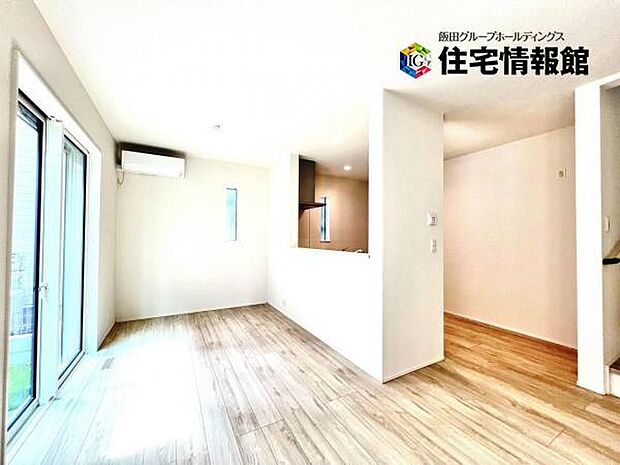 カウンターキッチン越しに会話も楽しめるダイニングキッチン。