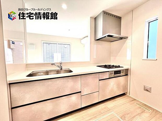 ご家族を見守りながら家事が捗る対面式キッチン。お料理をしながらご家族のサポートも可能です。