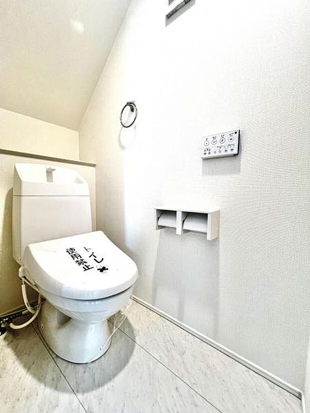 シャワー洗浄機能付のトイレは、清潔感が印象的な空間ですね。