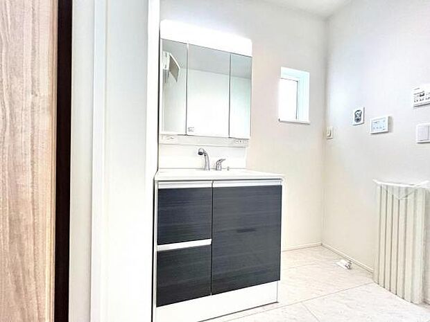 シャワー付き洗面化粧台です。手軽にシャンプーができ、お掃除もしやすいですね。