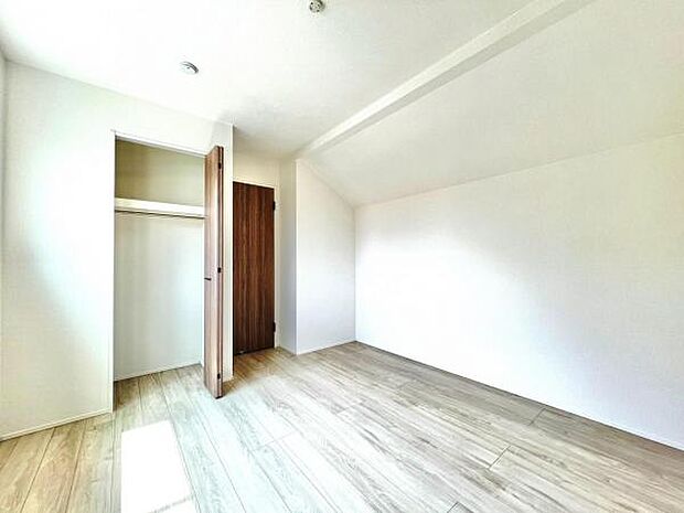 中の物を確認しやすく、取り出しやすい収納スペース。お部屋を広々とお使いいただけます。