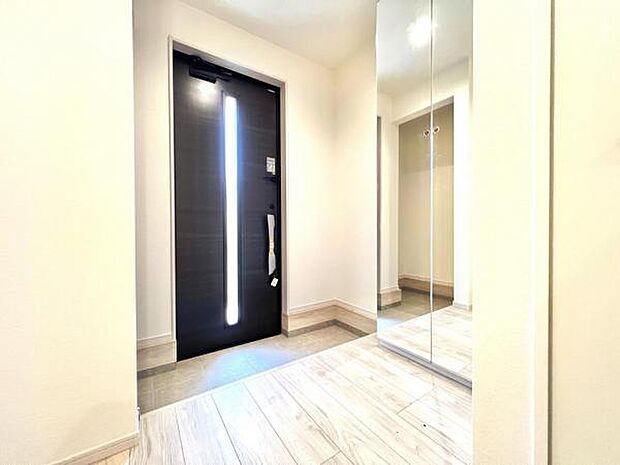 綺麗で明るい玄関でお客様をお迎えいただけます。