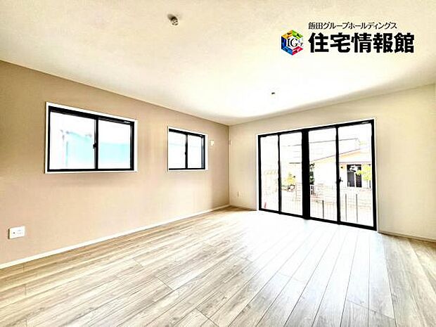 明るい日差しが入る風通しの良いリビングです。