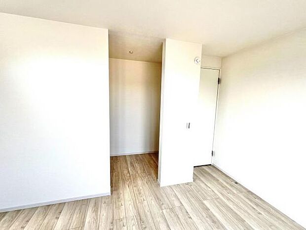 ウォークインクローゼットがあり収納スペースも豊富。季節物もスッキリ片付きそうです。