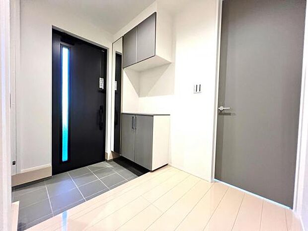 綺麗で明るい玄関でお客様をお迎えいただけます。