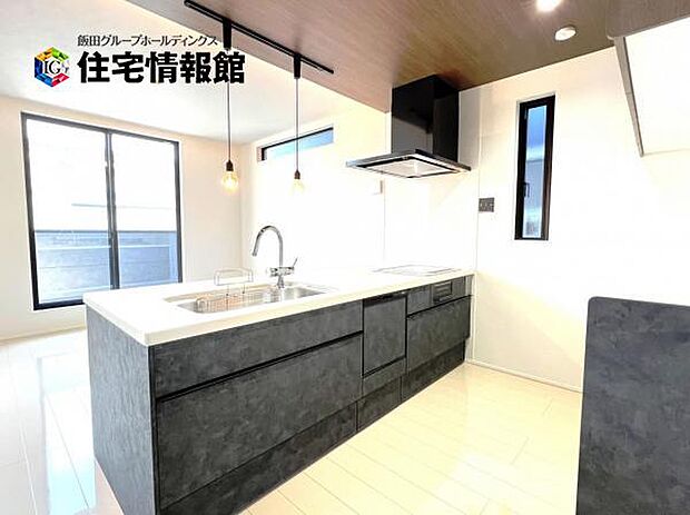 ご家族を見守りながら家事が捗る対面式キッチン。お料理をしながらご家族のサポートも可能です。