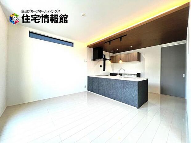 カウンターキッチン越しに会話も楽しめるダイニングキッチン。