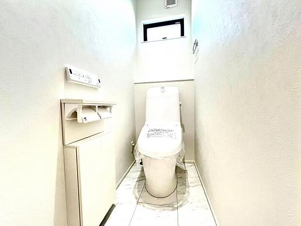 シャワー洗浄機能付のトイレは、清潔感が印象的な空間ですね。