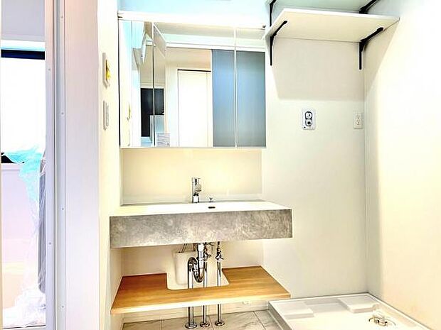 洗面化粧台です。朝の身支度から1日が始まります。