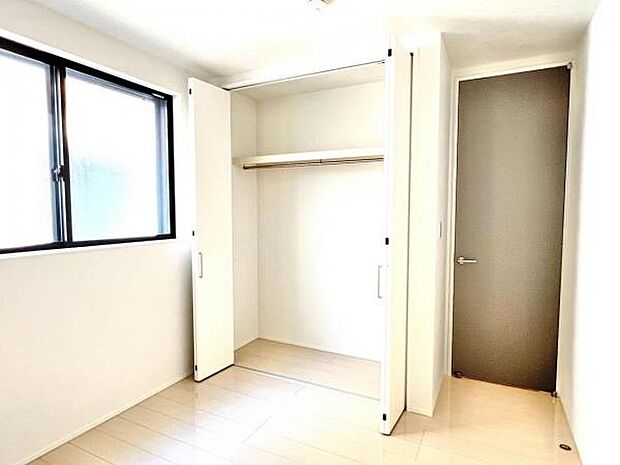 いつでもお部屋をスッキリお使い頂ける収納スペースを設置。