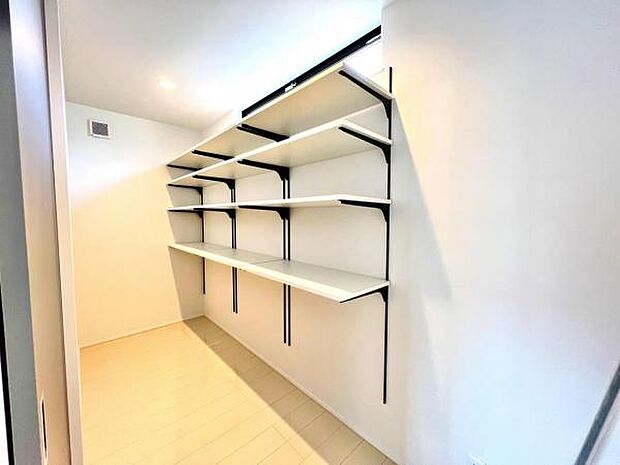 広々としたパントリー収納です、備蓄品や非常時の食料、常温保存できる食品・飲み物などたくさん収納できます。