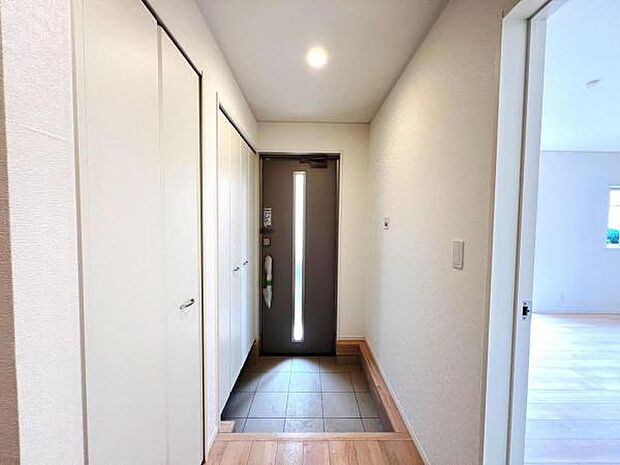 綺麗で明るい玄関でお客様をお迎えいただけます。