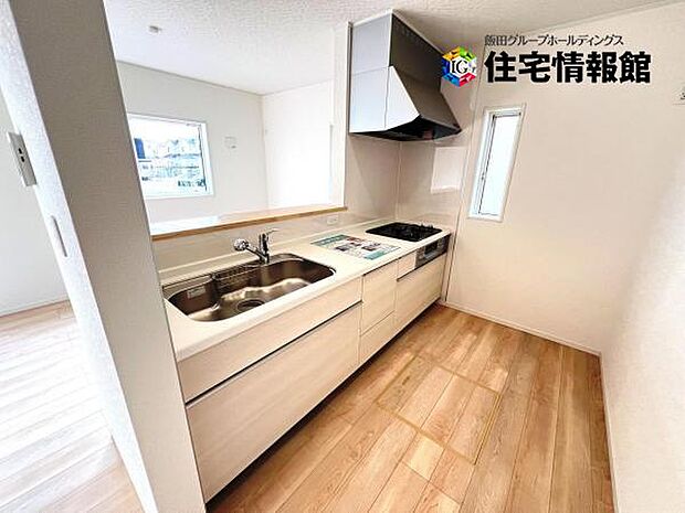 ご家族を見守りながら家事が捗る対面式キッチン。お料理をしながらご家族のサポートも可能です。