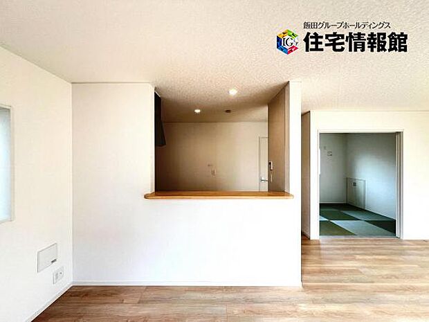 カウンターキッチン越しに会話も楽しめるダイニングキッチン。