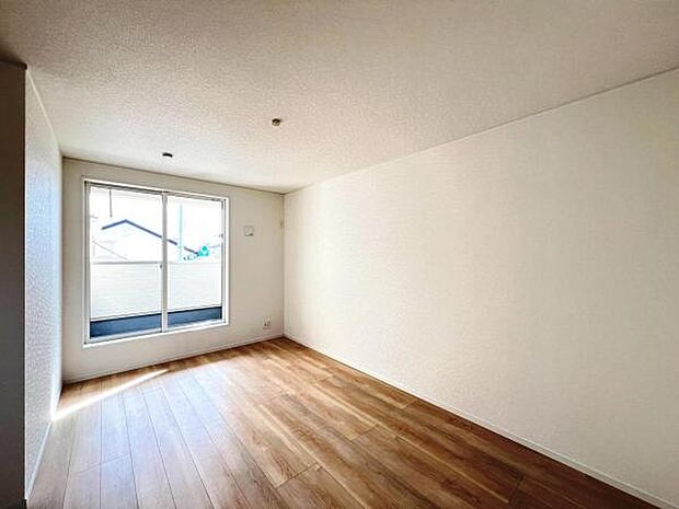 明るい広々とした主寝室でご家族ゆっくりお休みになれますね。