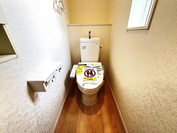 シャワー洗浄機能付のトイレは、清潔感が印象的な空間ですね。