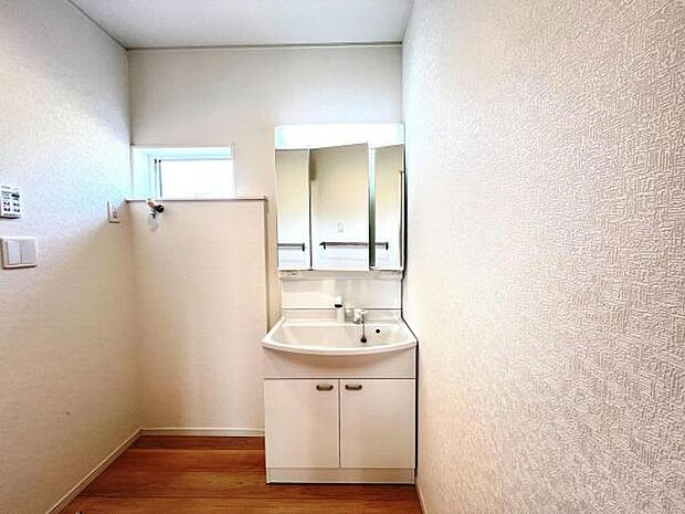 シャワー付き洗面化粧台です。手軽にシャンプーができ、お掃除もしやすいですね。