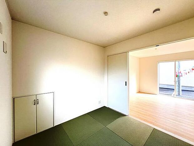 いつでもお部屋をスッキリお使い頂ける収納スペースを設置。