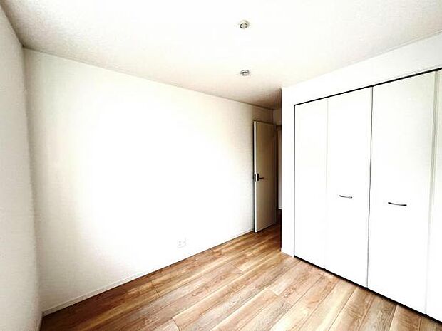 いつでもお部屋をスッキリお使い頂ける収納スペースを設置。