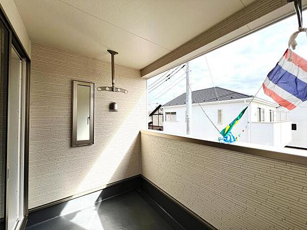 インナーバルコニーです、突然の雨降りでも安心ですね。