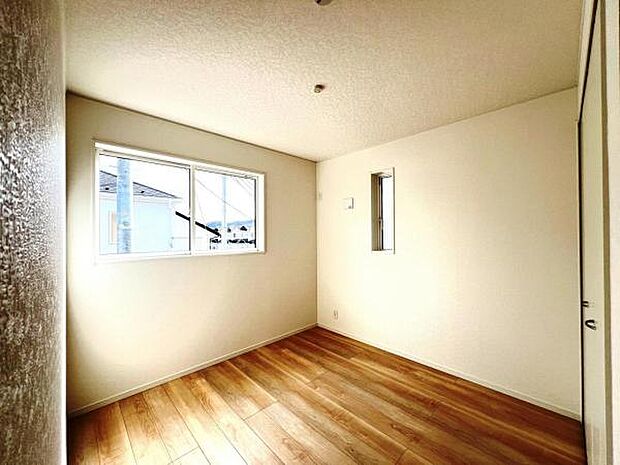 木の温もりが優しいフローリングの収納スペース付き洋室です。