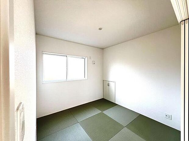 リビングと続き間の和室です。客間、晩酌、家族団らんなど色々使えますね。