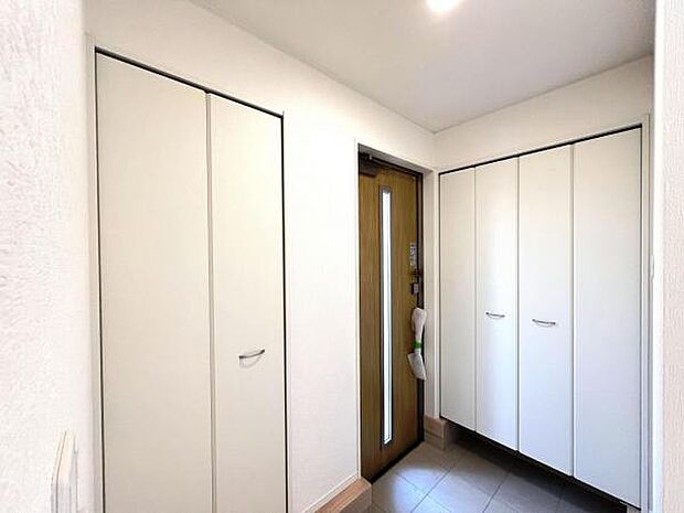 綺麗で明るい玄関でお客様をお迎えいただけます。