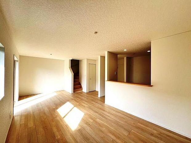 ご家族でゆったり食事が楽しめるダイニングスペースです。