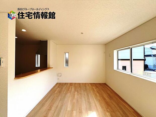 カウンターキッチン越しに会話も楽しめるダイニングキッチン。