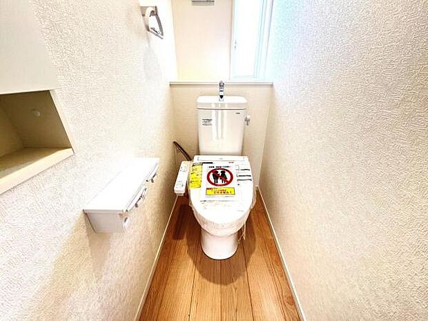 シャワー洗浄機能付のトイレは、清潔感が印象的な空間ですね。