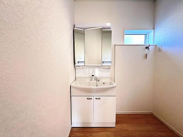 シャワー付き洗面化粧台です。手軽にシャンプーができ、お掃除もしやすいですね。