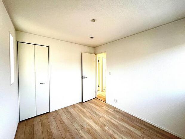 いつでもお部屋をスッキリお使い頂ける収納スペースを設置。