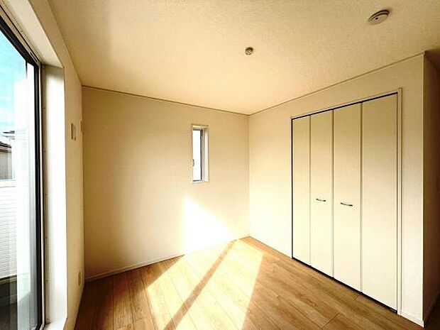 いつでもお部屋をスッキリお使い頂ける収納スペースを設置。