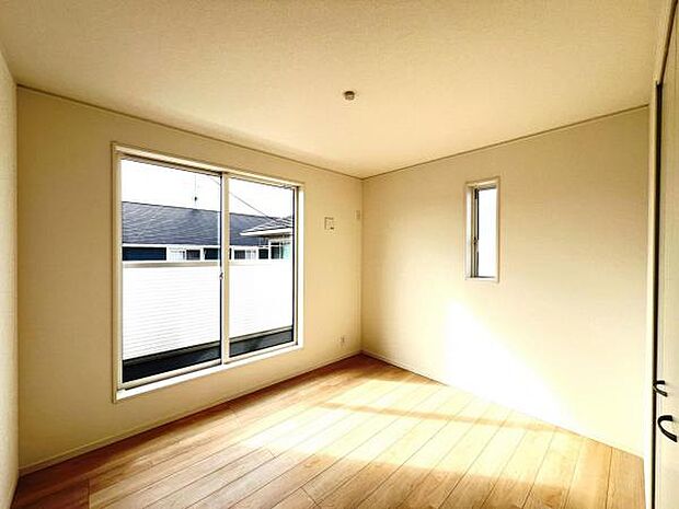 木の温もりが優しいフローリングの収納スペース付き洋室です。