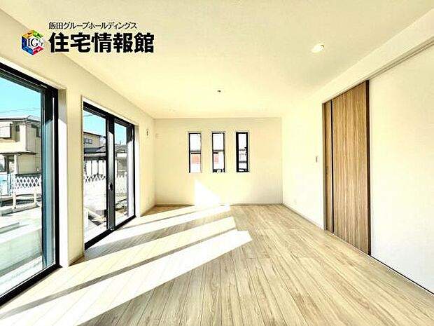 ご家族みんながゆったりくつろげる広々リビングです。