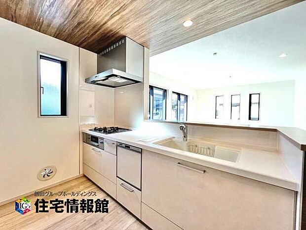 ご家族を見守りながら家事が捗る対面式キッチン。お料理をしながらご家族のサポートも可能です。