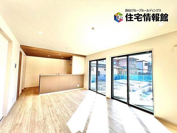 カウンターキッチン越しに会話も楽しめるダイニングキッチン。