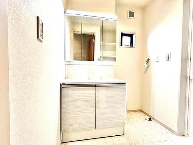 シャワー付き洗面化粧台です。手軽にシャンプーができ、お掃除もしやすいですね。