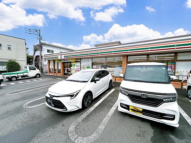 セブン-イレブン 秦野堀西店まで約440m(徒歩6分)