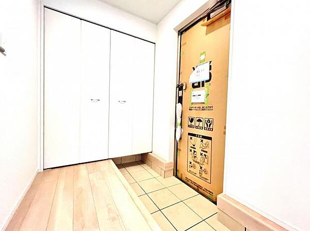 綺麗で明るい玄関でお客様をお迎えいただけます。