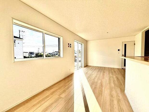 ご家族でゆったり食事が楽しめるダイニングスペースです。